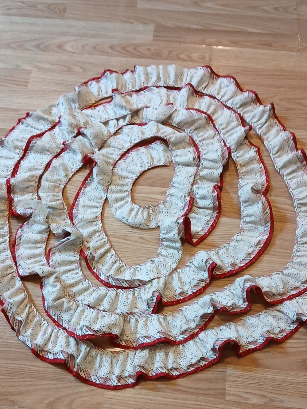 Vintage Handmade Ruffled Christmas Tree Garland Lace Ameritex 1987 Fabric